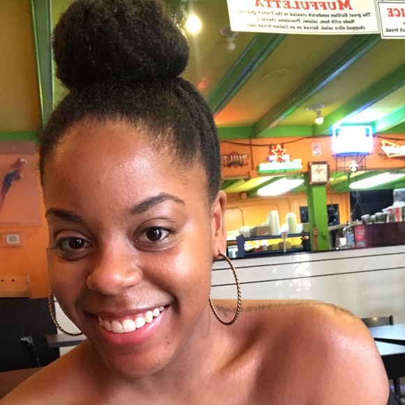 Meet your Posher, Lynn - Picture 2 of 4